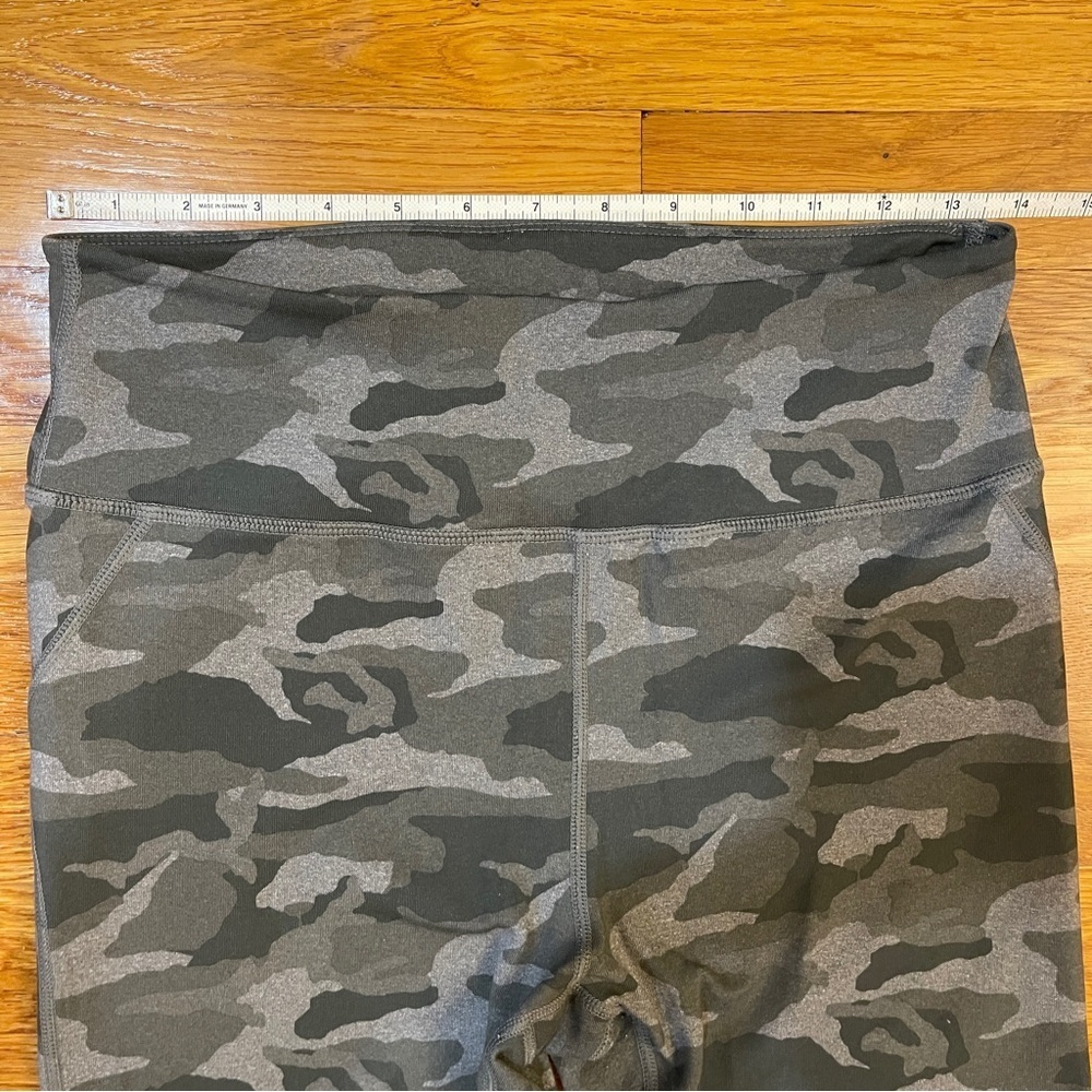 Vuori Caspian Performance 7/8 Leggings Gray Camo - Size Medium - Picture 3 of 8